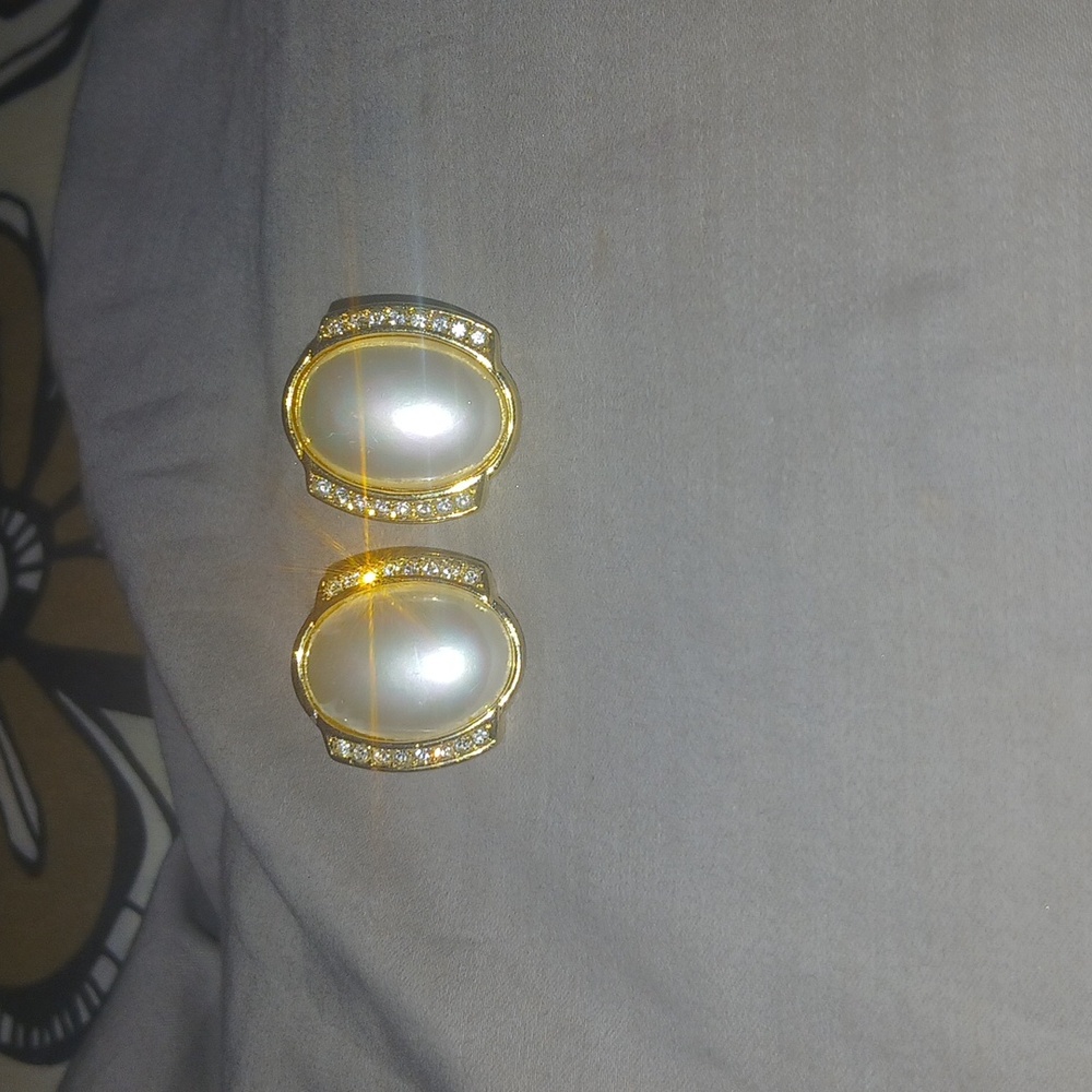 Dior Gold and Cream Pearl Earrings with Geometric Design - Picture 4 of 5